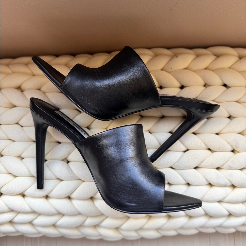 LIKE NEW black Steve Madden Meryl 4” High-Heeled Mules/Slides in Size 8!